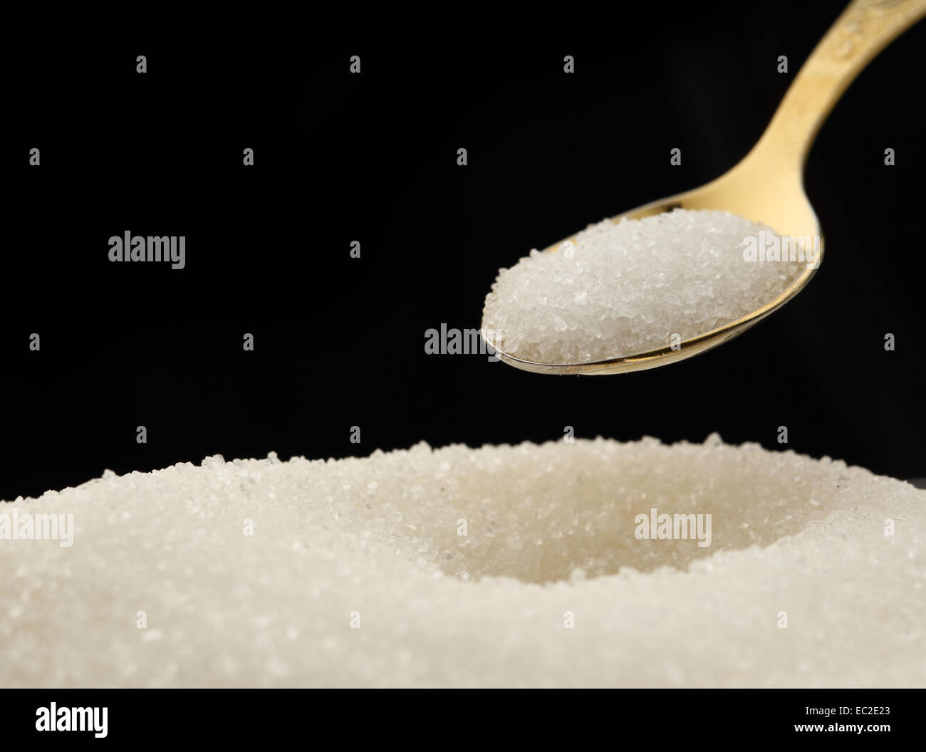 Tas de sucre blanc et la cuillère Banque D'Images