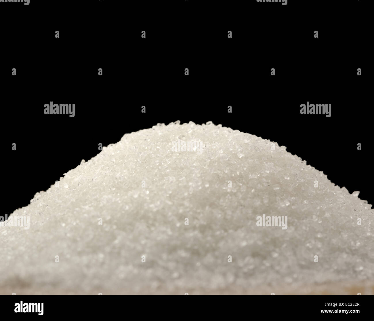 Tas de sucre blanc sur noir Banque D'Images