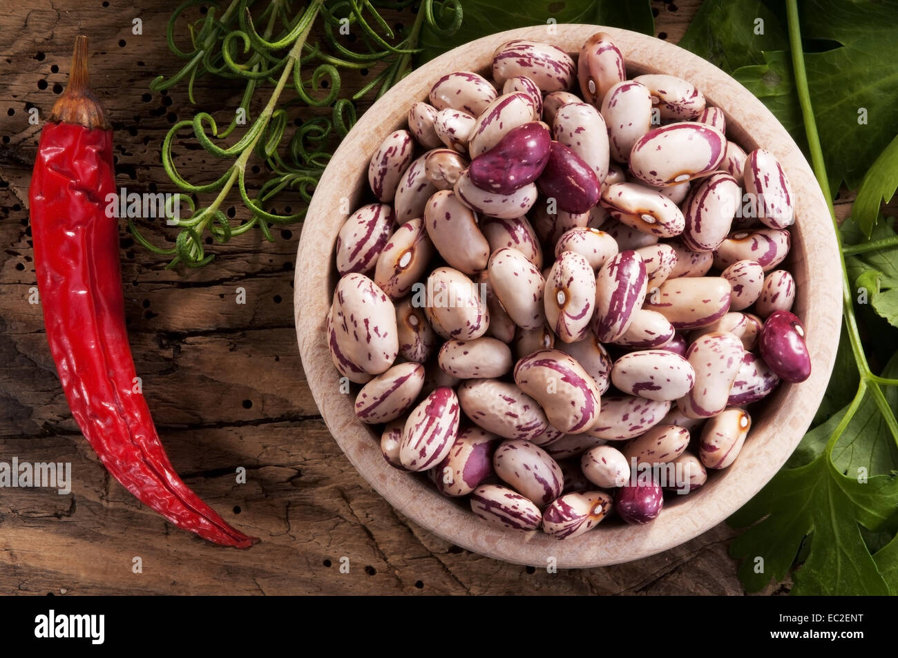 Les légumes dans un panier, prêt pour une soupe. ensemble d'assaisonnement saveurs Banque D'Images