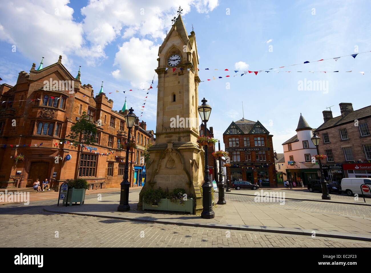 Dans l'horloge de la place du marché pavée, King Street dans le centre-ville de Penrith, Cumbria, Angleterre, Royaume-Uni. Banque D'Images