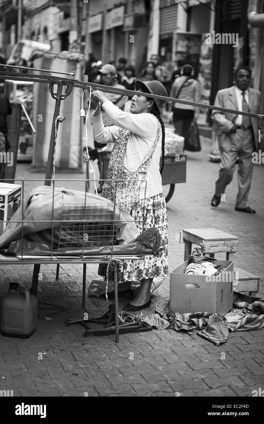 La mise en place d'une femme debout sur Comercio street dans le centre-ville de La Paz, Bolivie Banque D'Images