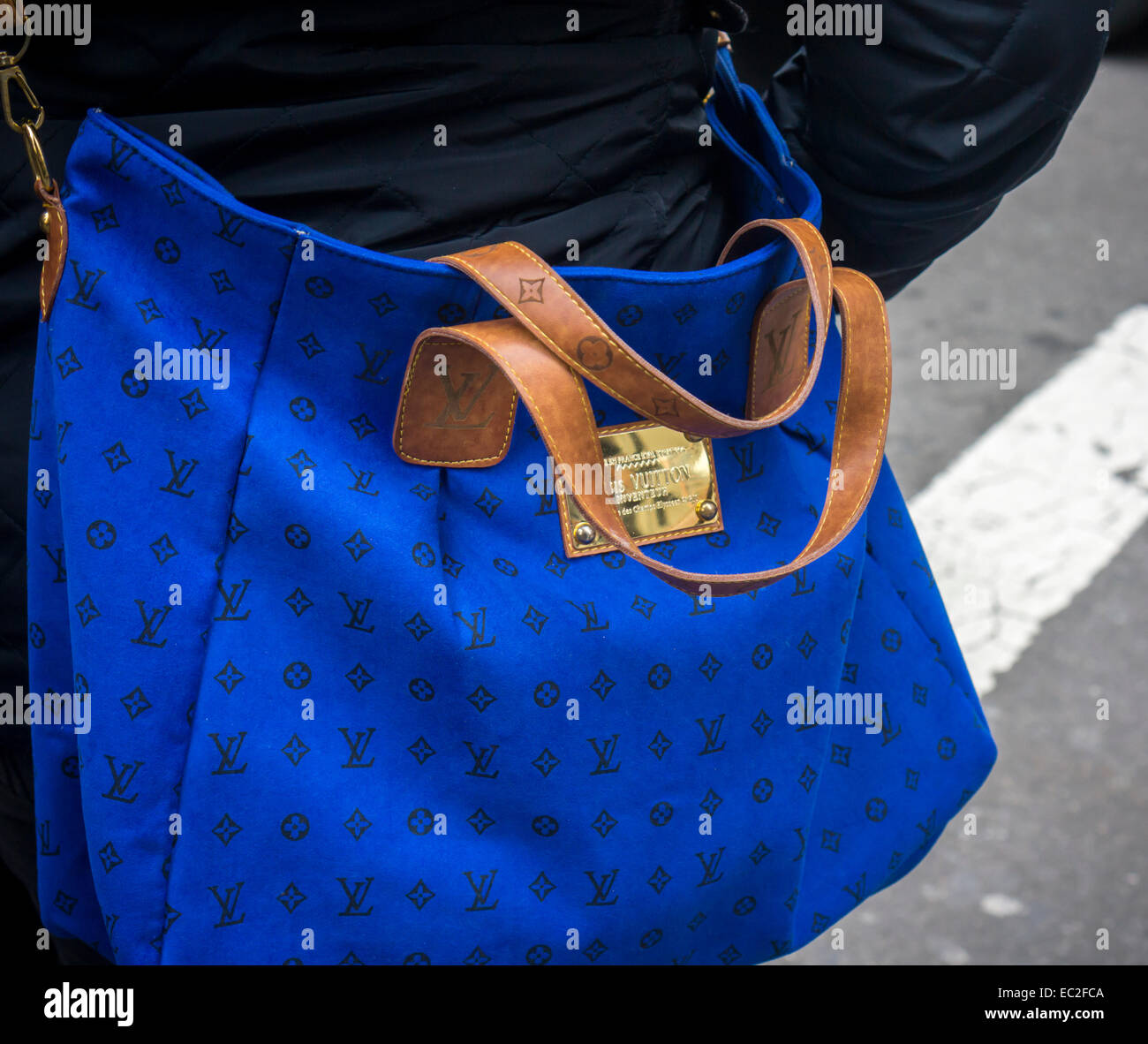 Une femme porte un sac à main avec une étiquette Louis Vuitton à New York  le Jeudi, Décembre 4, 2014.(© Richard B. Levine Photo Stock - Alamy