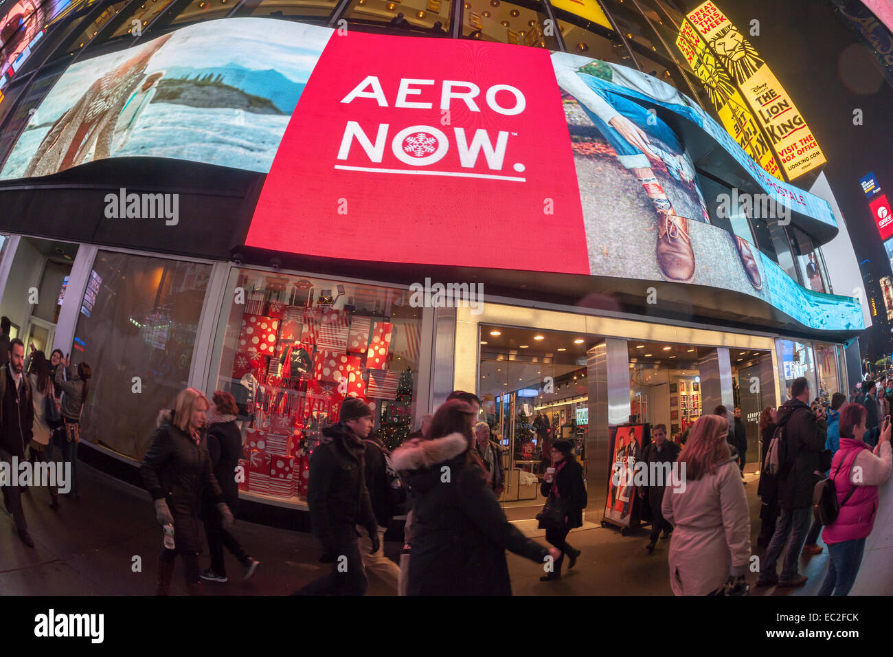 L'Aeropostale store à Times Square à New York le Mardi, Novembre 2, 2014. Les marchands des adolescents Aeropostale, Abercrombie et American Eagle sont déclaration des gains cette semaine et on prévoit de faire mal. Les priorités de l'adolescence ont changé et ils sont plus susceptibles de dépenser leur revenu disponible sur l'électronique plutôt que de vêtements avec un logo. (© Richard B. Levine) Banque D'Images