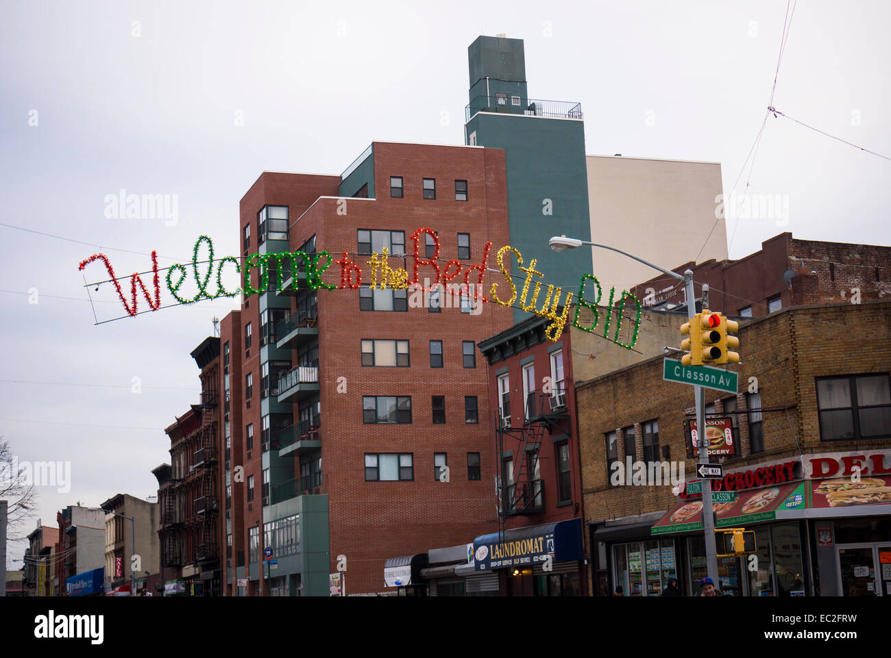 Une enseigne lumineuse sur Fulton Street dans le quartier de Bedford-Stuyvesant, Brooklyn à New York accueille avec satisfaction les clients Business Improvement District le samedi, Novembre 29, 2014. (© Richard B. Levine) Banque D'Images