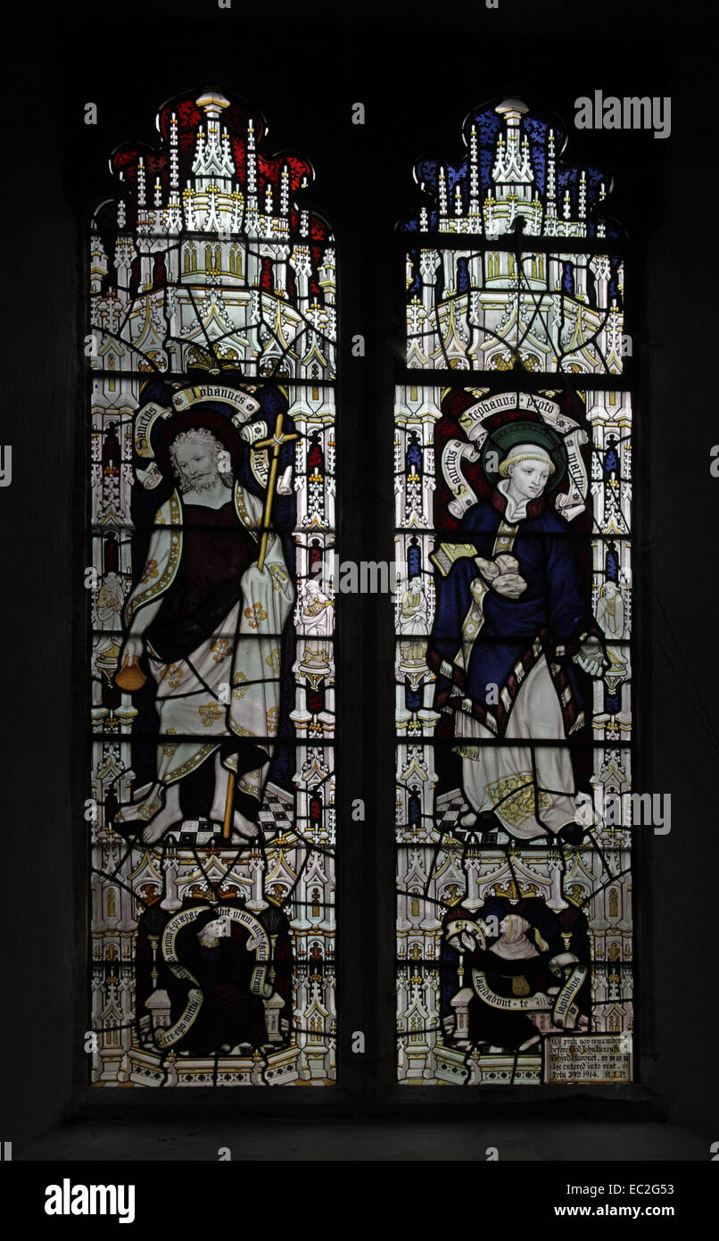 Un vitrail représentant des saints Jean Baptiste et Stephen, St Andrew's Church, Letheringsett, Norfolk. Glass Banque D'Images