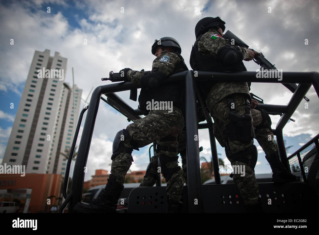 Veracruz, Mexique. 8e déc, 2014. Des soldats montent la garde dans une rue du 24e sommet ibéro-américain de 2014, à Boca del Rio, Veracruz, Mexique, le 8 décembre 2014. Les deux jours de 24e sommet ibéro-américain 2014 a débuté lundi. © Pedro Mera/Xinhua/Alamy Live News Banque D'Images