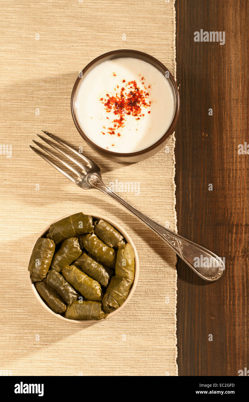 Feuilles de vigne farcies avec Groundmeat la cuisine turque etli yaprak sarma Banque D'Images