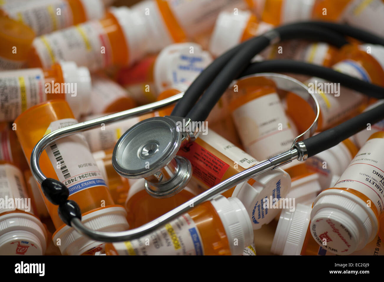 Stéthoscope allongé sur pile de bouteilles de prescription Banque D'Images