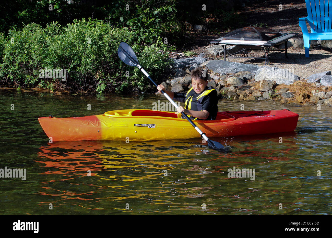 Jeune garçon dans un kayak de la côte . Banque D'Images