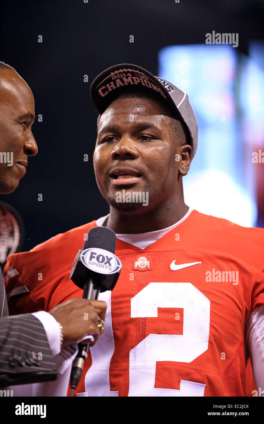 Indianapolis, IN, USA. 06 Dec, 2014. Ohio State Buckeyes quarterback Cardale Jones (12) est interviewé à la fin de la Big 10 NCAA Championship match de football entre les Badgers du Wisconsin et l'Ohio State Buckeyes au Lucas Oil Stadium à Indianapolis, Indiana. La défaite de l'état de l'Ohio Wisconsin 59-0. ©2014 Billy Hurst/CSM/Alamy Live News Banque D'Images