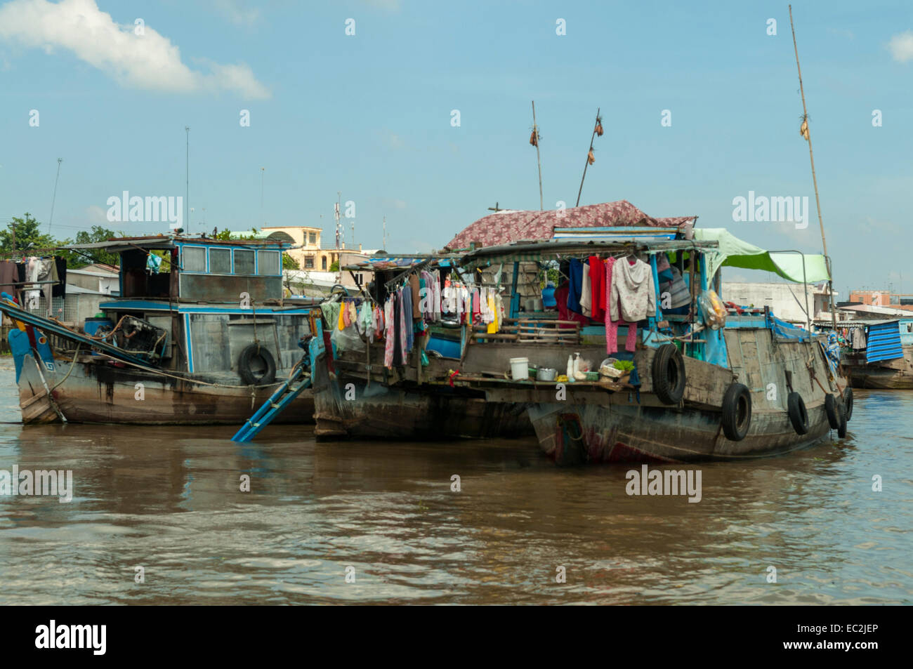 Péniche sur la rivière du Mékong à Cai Be, Vietnam Banque D'Images