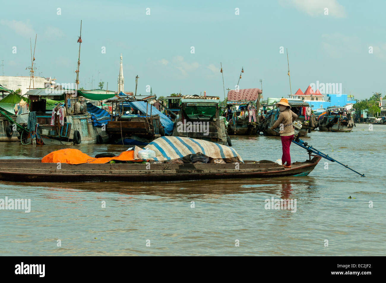 Marché flottant sur le Mékong en bateau à Cai Be, Vietnam Banque D'Images