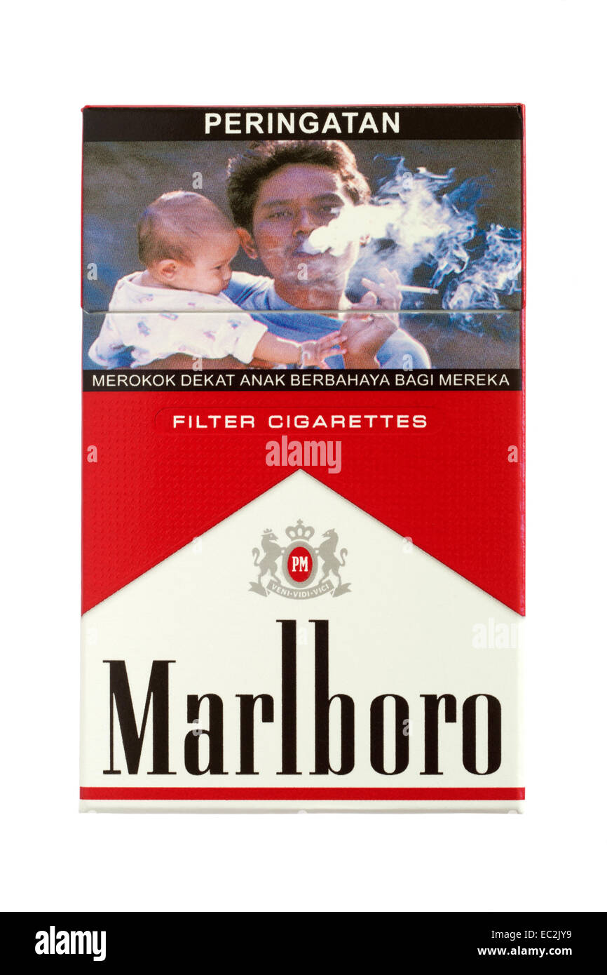 Avertissement graphique photo sur un paquet de cigarettes Marlboro indonésien illustrant les dangers du tabagisme Banque D'Images