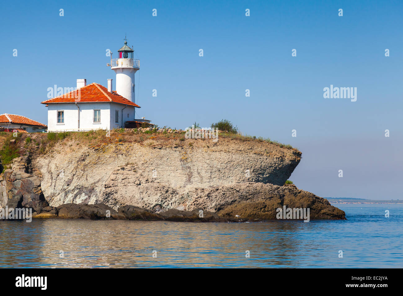 Phare blanc avec voyant rouge sur l'île Ste Anastasie. Mer noire, Bulgarie Banque D'Images