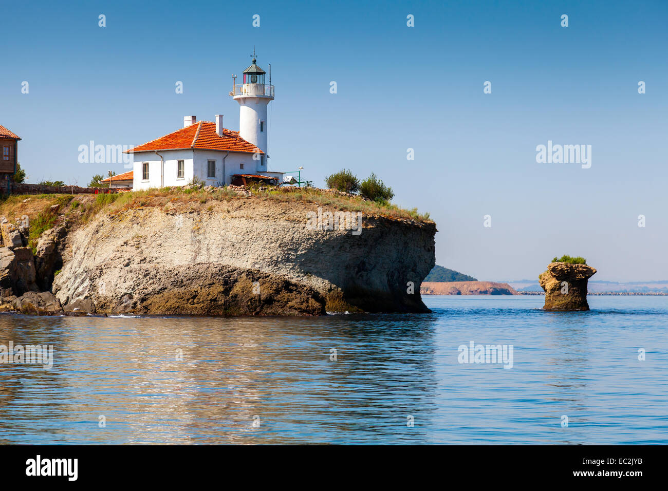 La tour phare blanc avec voyant rouge sur l'île Ste Anastasie. Mer noire, Bulgarie Banque D'Images