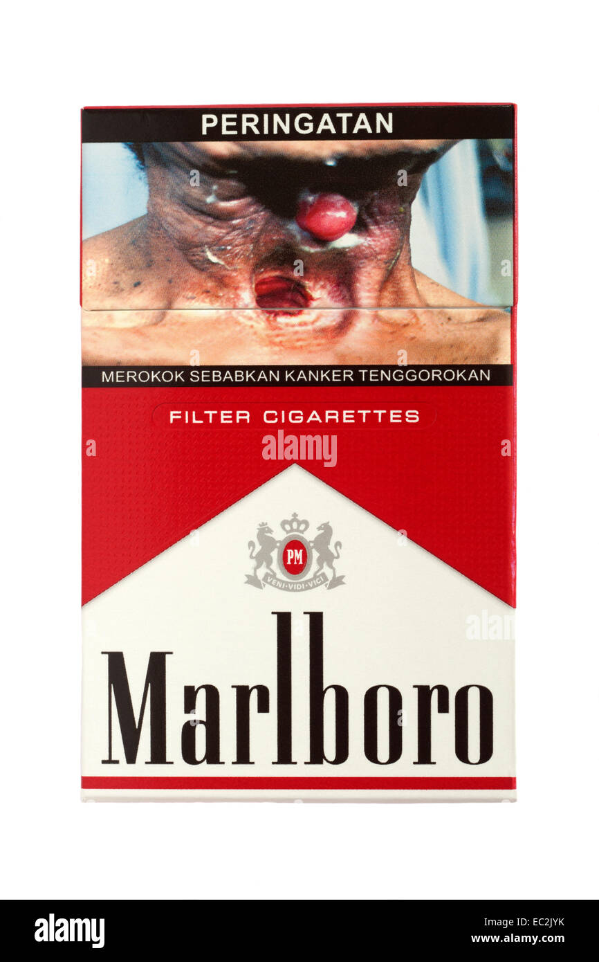 Avertissement graphique photo sur un paquet de cigarettes Marlboro indonésien illustrant les dangers du tabagisme Banque D'Images