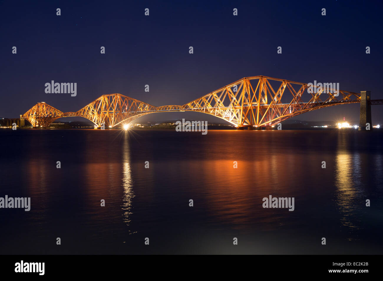 Edinburgh Scotland UK. 8 décembre 2014. La vue de Forth Rail Bridge traversant le "Firth of Forth", l'estuaire de la rivière près de la capitale, Édimbourg. Le pont peint rouge, achevée en 1890 est de 2,5 km de longueur et environ 200 trains par jour. Crédit : Ian Wray/Alamy Live News Banque D'Images