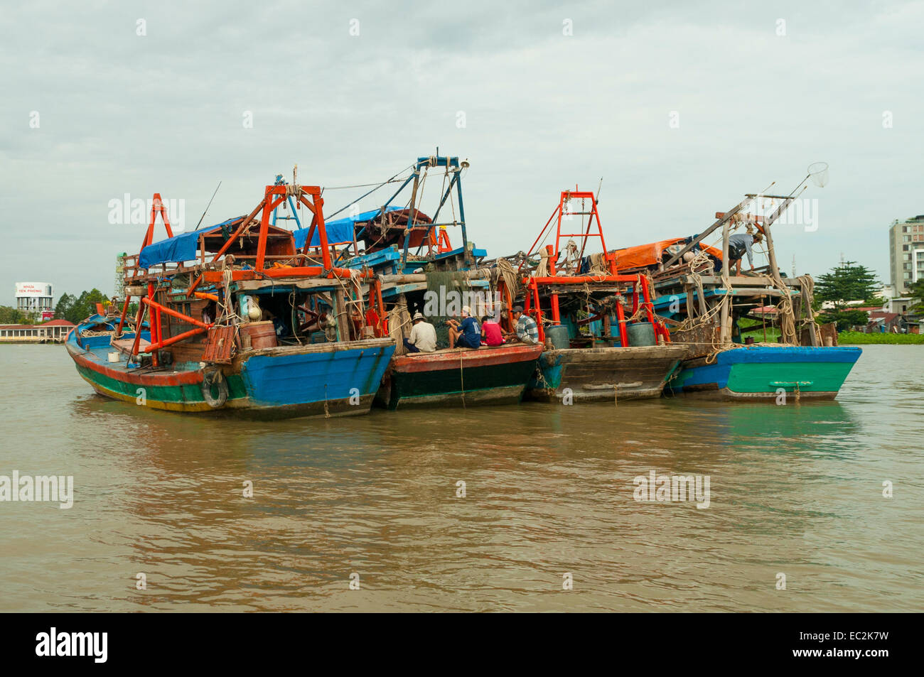 Bateaux au mouillage dans le fleuve du Mékong, Can Tho, Vietnam Banque D'Images