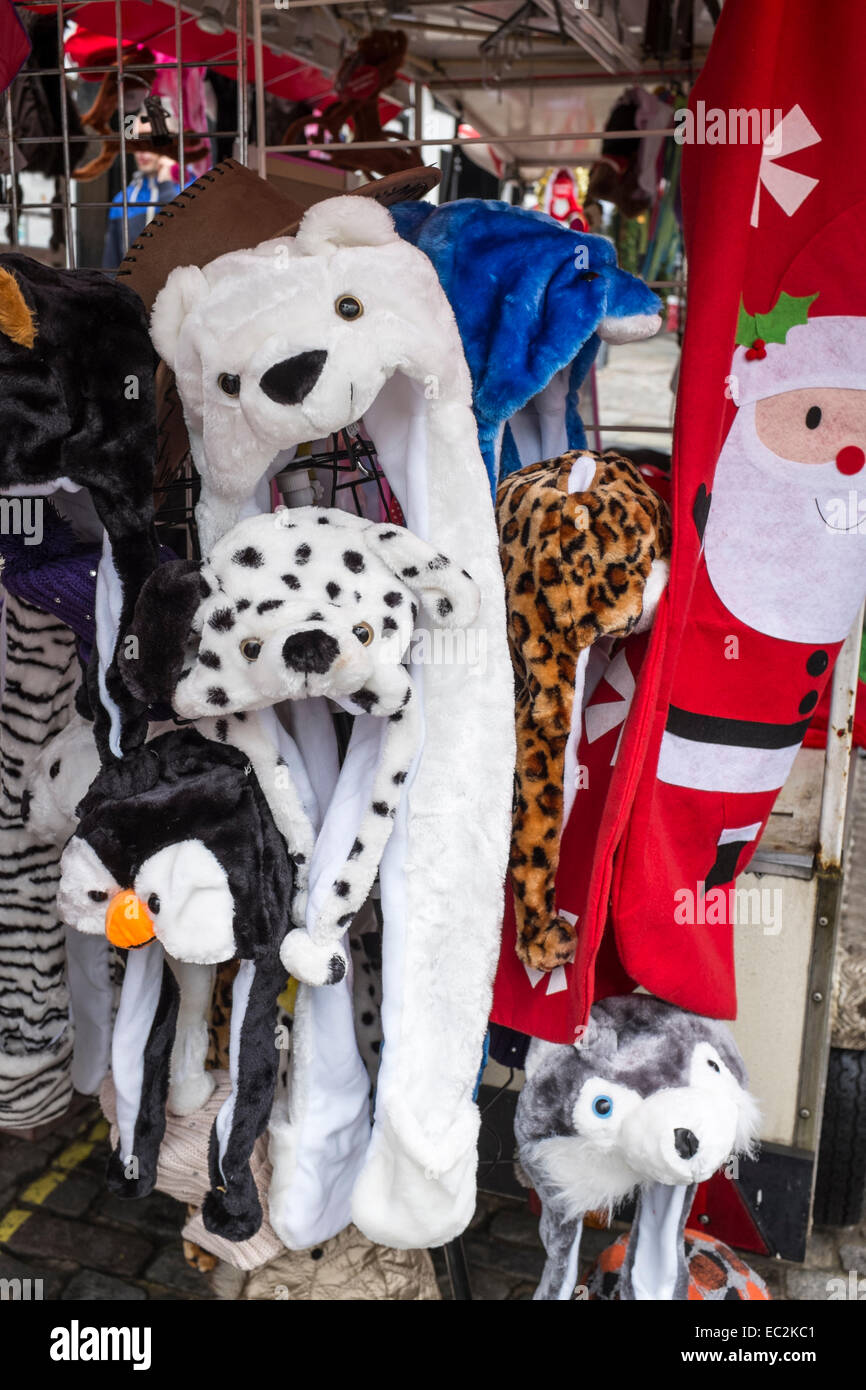 Chapeaux de nouveauté dont un ours polaire, chien dalmatien et penguin, en vente sur un étal de marché. Banque D'Images