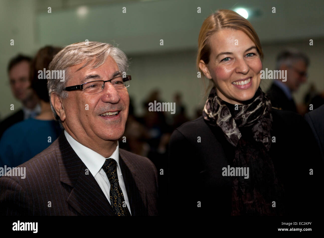 Copenhague, Danemark. 8 Décembre, 2014. Commissaire de l'environnement de l'UE, M. Karmenu Vella (photo, à gauche), et le Vice-maire de Ljublajana (Slovénie), Mme Tjasa Ficko (photo, à droite), à la réunion de la Capitale verte de l'Europe à Copenhague. Copenhague a été décerné par l'Union européenne capitale verte européenne 2014 et lors de cette cérémonie, le transfert de la ville l'UE Award pour 2015 à Bristol, Royaume-Uni. Credit : OJPHOTOS/Alamy Live News Banque D'Images