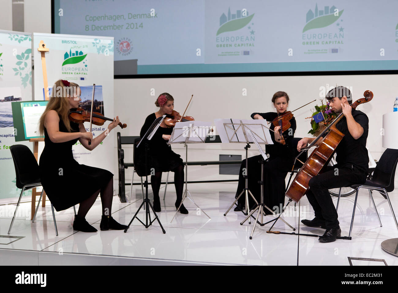 Copenhague, Danemark. 8 Décembre, 2014. Jouer l'orchestre de chambre au cours de la Capitale verte européenne 2014 Cérémonie de transfert de crédit à Copenhague : OJPHOTOS/Alamy Live News Banque D'Images
