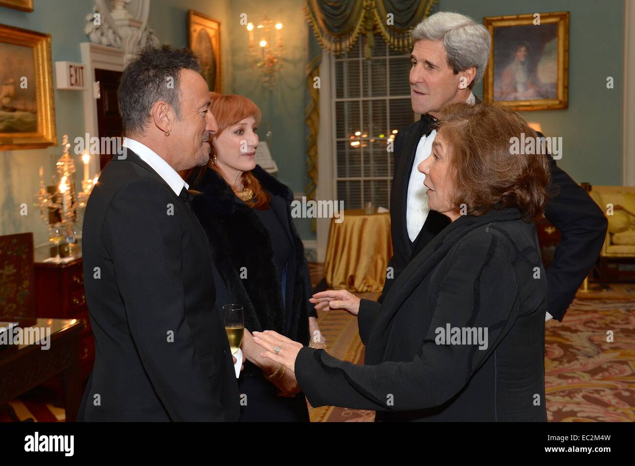 Le secrétaire d'Etat américain John Kerry et son épouse, Teresa Heinz Kerry, chat avec Singer-Songwriter Bruce Springsteen et sa femme, Patti Scialfa, avant un dîner que le Secrétaire a organisé pour le Centre Kennedy 2014 personnes honorées au département d'Etat le 6 décembre 2014 à Washington, D.C Banque D'Images