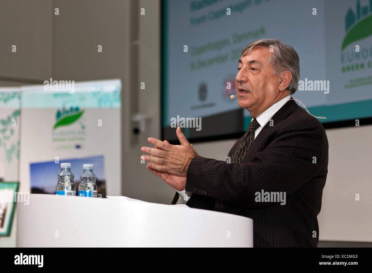 Copenhague, Danemark. 8 Décembre, 2014. M. Karmenu Vella, commissaire de l'UE pour l', photographié à son discours lors de la réunion de la Capitale verte de l'Europe à Copenhague. Copenhague a été décerné par l'Union européenne capitale verte européenne 2014 et lors de cette cérémonie, le transfert de la ville le prix à la maire de Bristol Crédit : OJPHOTOS/Alamy Live News Banque D'Images