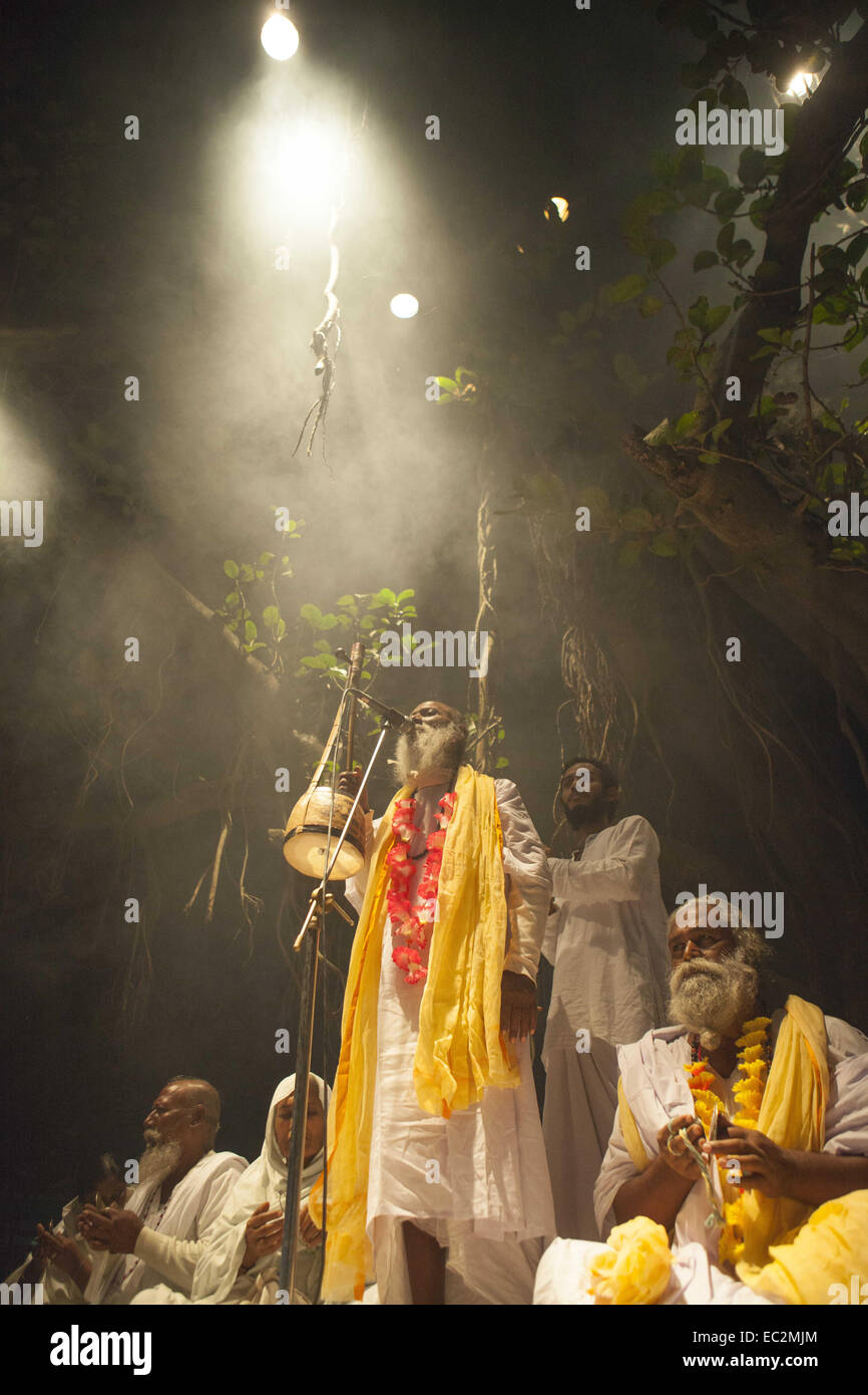 Munshigonj, au Bangladesh. 5 déc, 2014. Lalon venerator a organisé un Festival Chanson Lalon chant Baul dans une zone rurale dans le district de Munshigonj au Bangladesh.Lalon également connu sous le nom de Lalon Lalon Shah, Sain, ou Lalon fakir était un saint Baul Bengali, mystique, auteur-compositeur, réformateur social et penseur. Dans la culture Bengali il est devenu une icône de la tolérance religieuse dont les chansons inspiré et influencé de nombreux poètes et penseurs sociaux et religieux.Ses disciples vivent surtout au Bangladesh et au Bengale occidental. Il a fondé l'institut connu comme Akhdah Cheuriya Lalon dans. Il est également considéré comme le fondateur de l'um Baul Banque D'Images