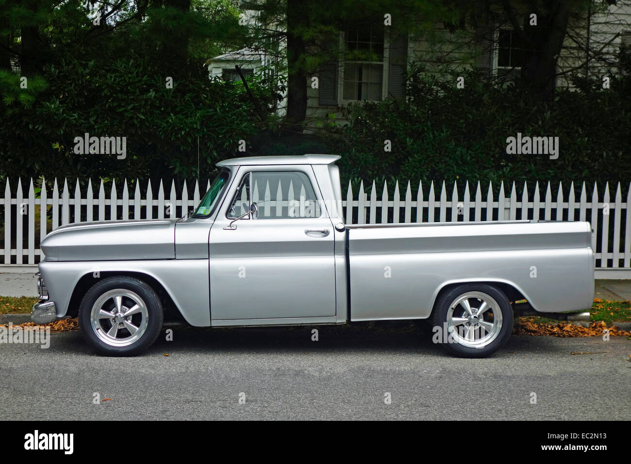 American silver camionnette en stationnement sur rue à Sag Harbor Long Island Banque D'Images