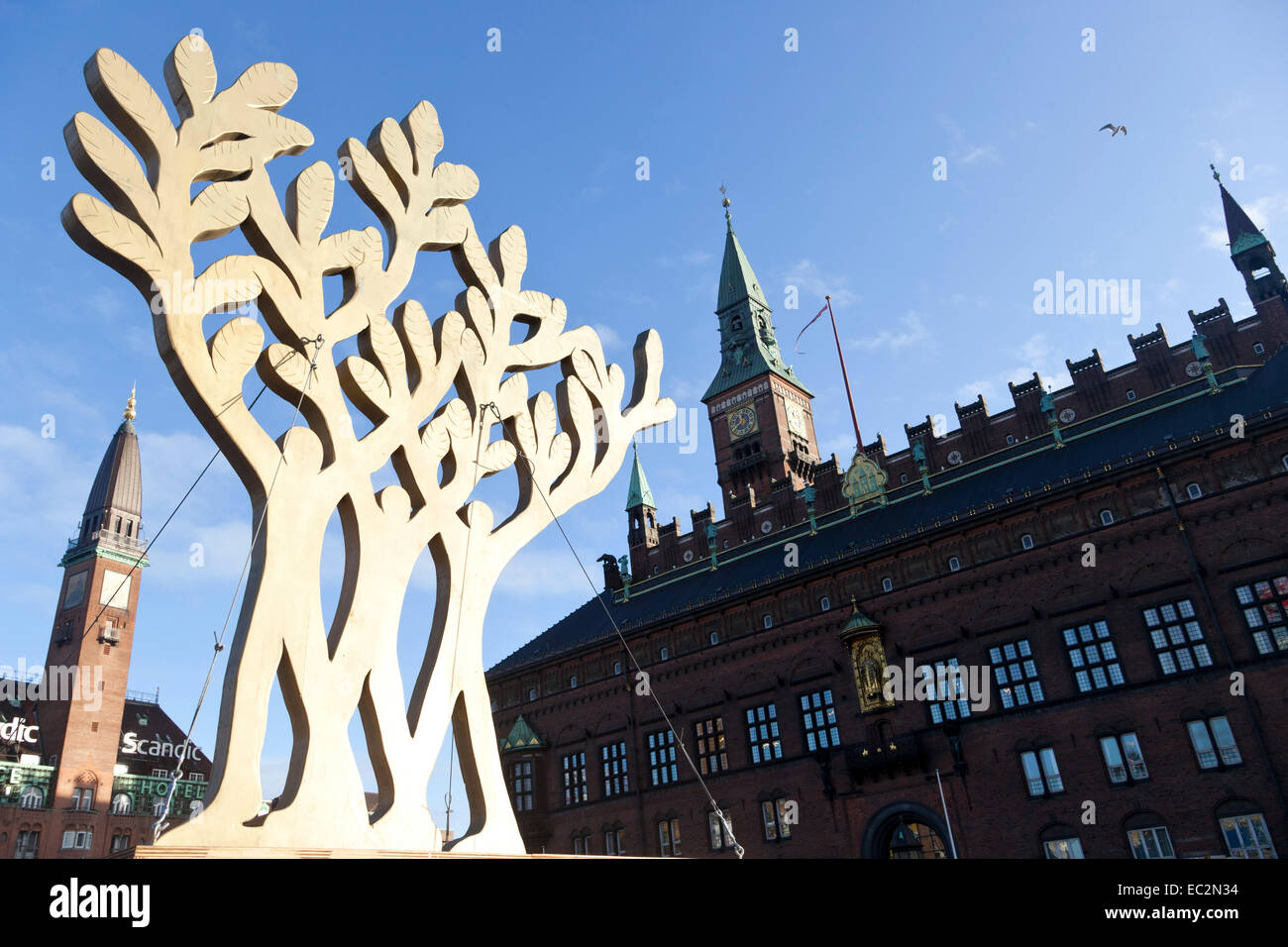 Copenhague, Danemark. 8 Décembre, 2014. Le symbole de l'arbre d'or (à gauche) pour Copenhague - capitale verte européenne 2014. Arrière-plan de la photo (à droite) : La mairie de Copenhague. La capitale verte européenne est une initiative de la Commission de l'UE. Copenhague a été décerné capitale verte européenne 2014 et lors d'une cérémonie aujourd'hui, la ville en main ce prix à Bristol, Royaume-Uni. Participe à la cérémonie, entre autres le commissaire de l'UE pour l'environnement, le maire de Copenhague et le maire de Bristol Crédit : OJPHOTOS/Alamy Live News Banque D'Images