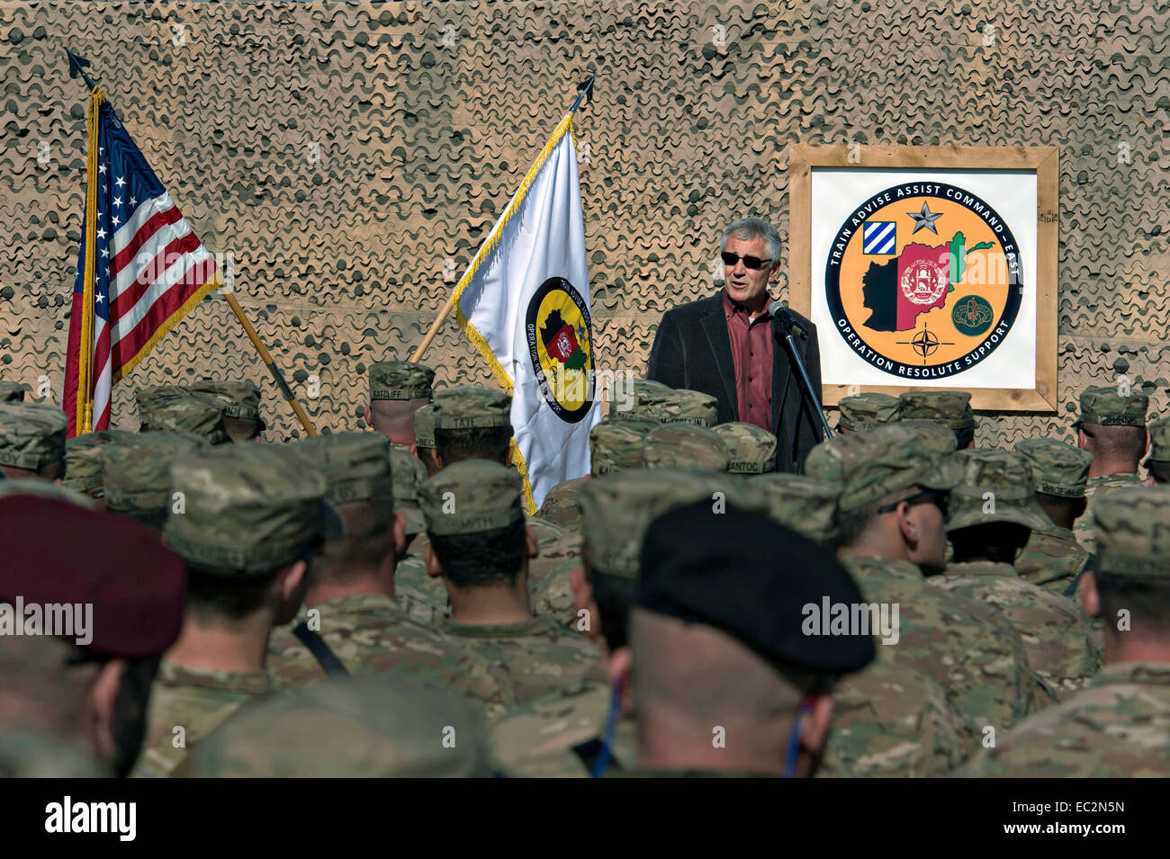 Le secrétaire américain à la défense Chuck Hagel membres service adresses lors d'une visite le 7 décembre 2014 à la base d'opérations avancée Gamberi, Afghanistan. Banque D'Images