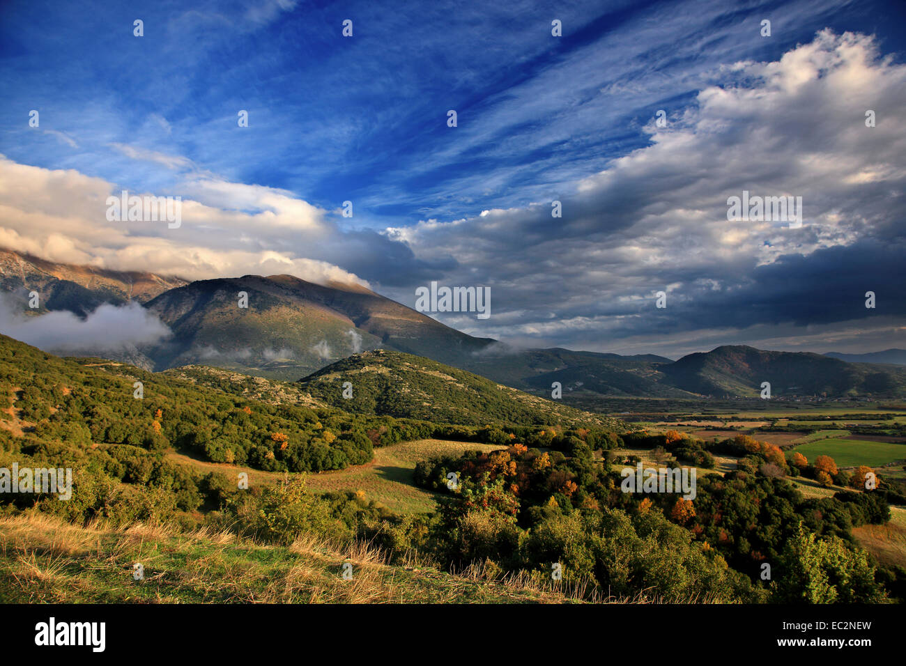 L 'arrière' du Mont Olympe avec ses sommets cachés derrière les nuages. Piérie (Macédoine) - Larissa (Thessalie, Grèce) Banque D'Images