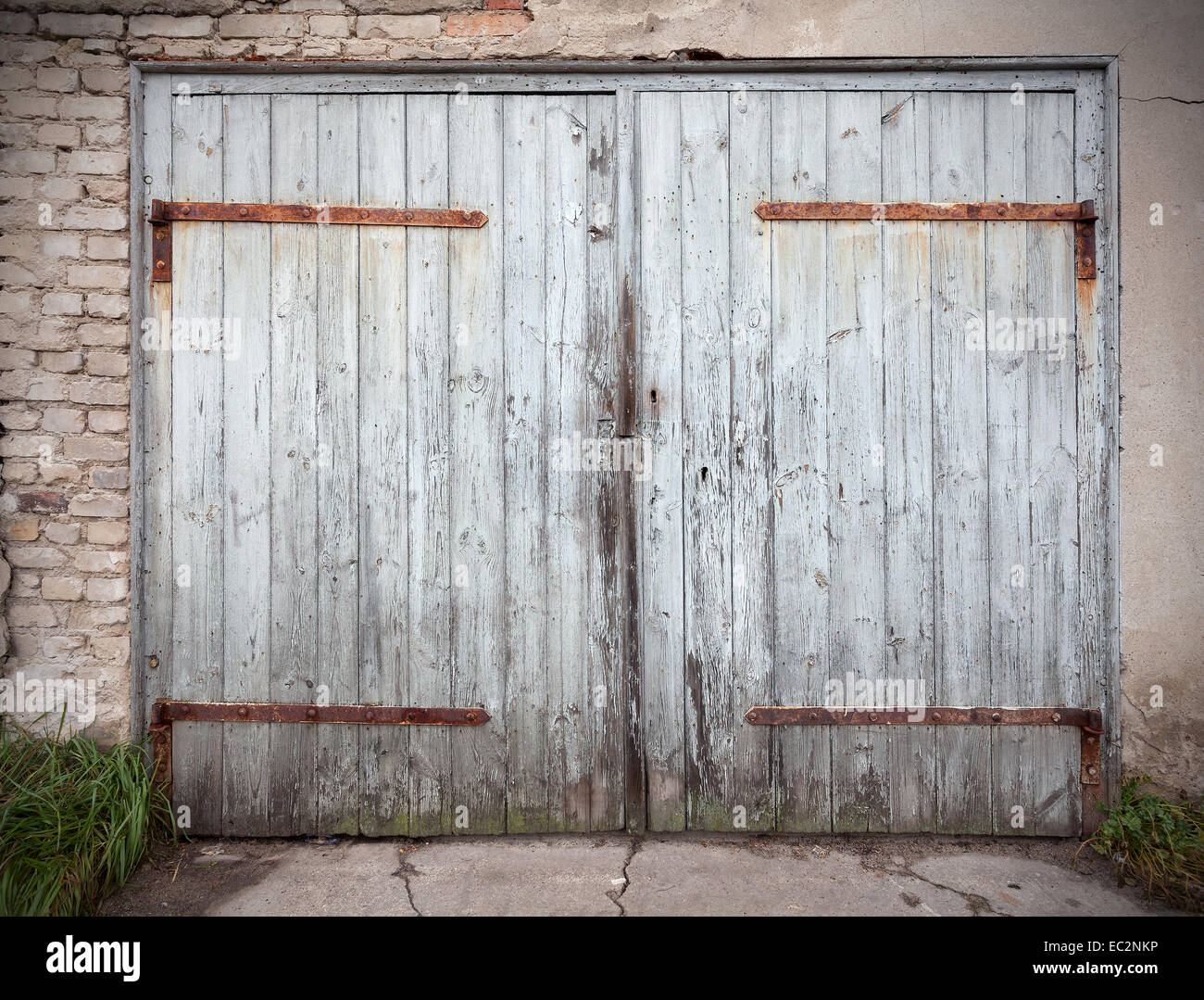 Ancienne en bois porte de garage négligées. Banque D'Images