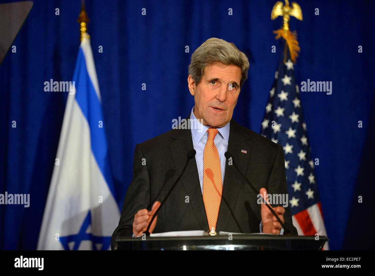 Le secrétaire d'Etat américain John Kerry prononce une allocution à la Brookings Institution's Forum Saban 7 décembre 2014 à Washington, D.C, Kerry a prédit qu'un accord pour limiter la capacité nucléaire de l'Iran pourrait être atteint en trois ou quatre mois, ou même plus tôt. Banque D'Images