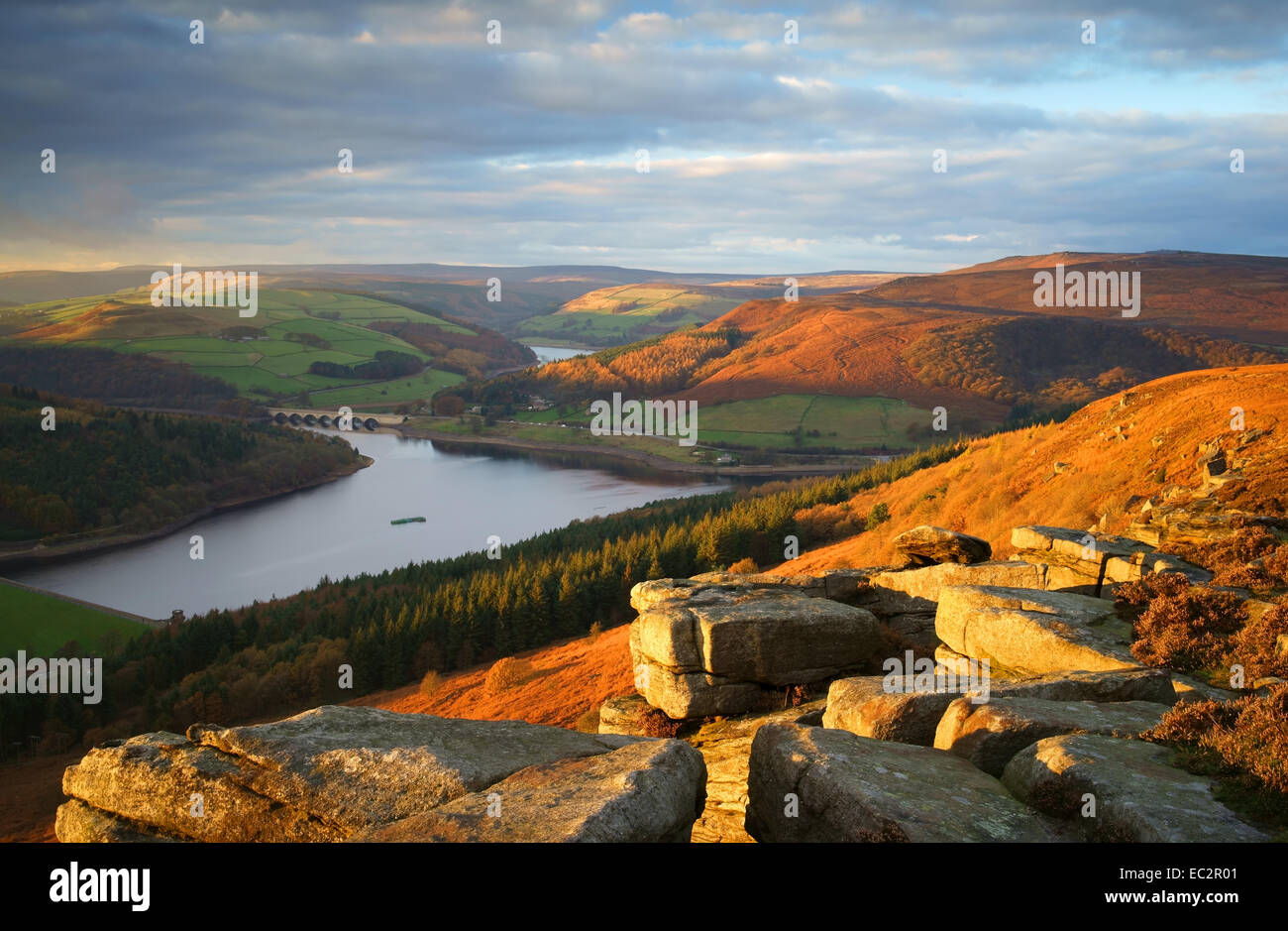 UK,Derbyshire, Peak District,Ladybower reservoir de Bamford Edge Banque D'Images