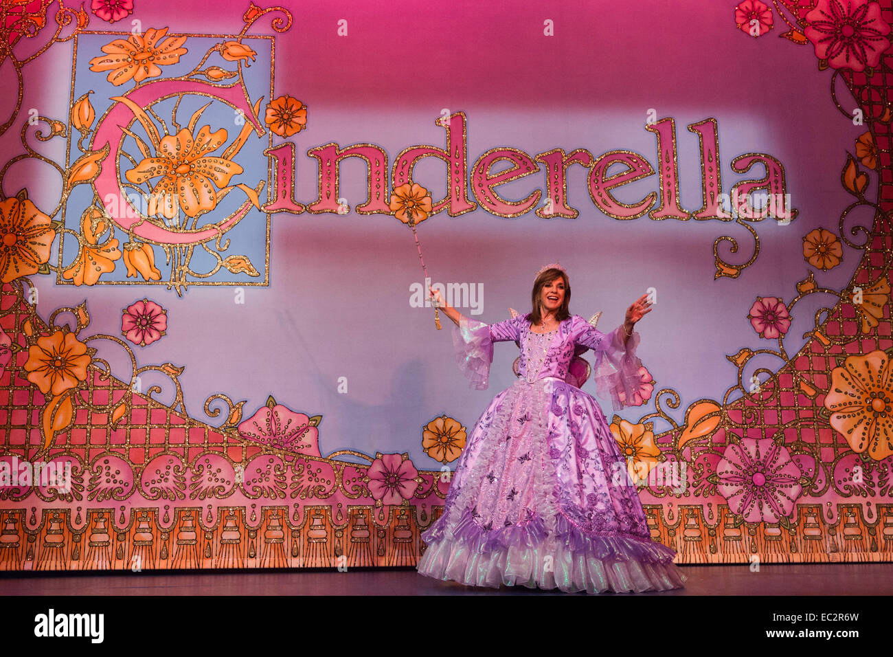 Photocall Avec Dallas Actrice Linda Gray Qui Fait Son Premier Pantomime Jouant La Fee Marraine De Cendrillon Au Nouveau Theatre De Wimbledon 5 Decembre 14 Au 11 Janvier 15 La Distribution Inclus Tim
