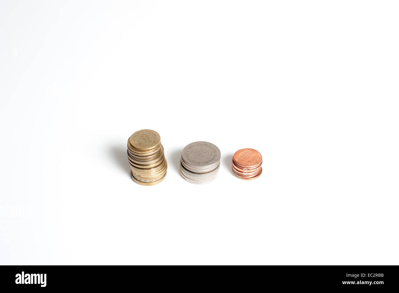 Trois piles de pièces de monnaie, l'or, argent et bronze, isolé sur fond blanc Banque D'Images