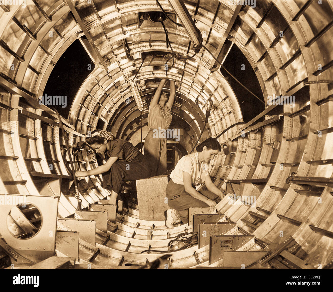 Les travailleuses installer des accessoires et des assemblages d'un tronçon de fuselage de queue d'un bombardier b-17f (le 'Flying Fortress') à long Beach, Californie, plante de Douglas Aircraft Company. octobre 1942. Photo par Alfred PALMER. (Owi) Banque D'Images