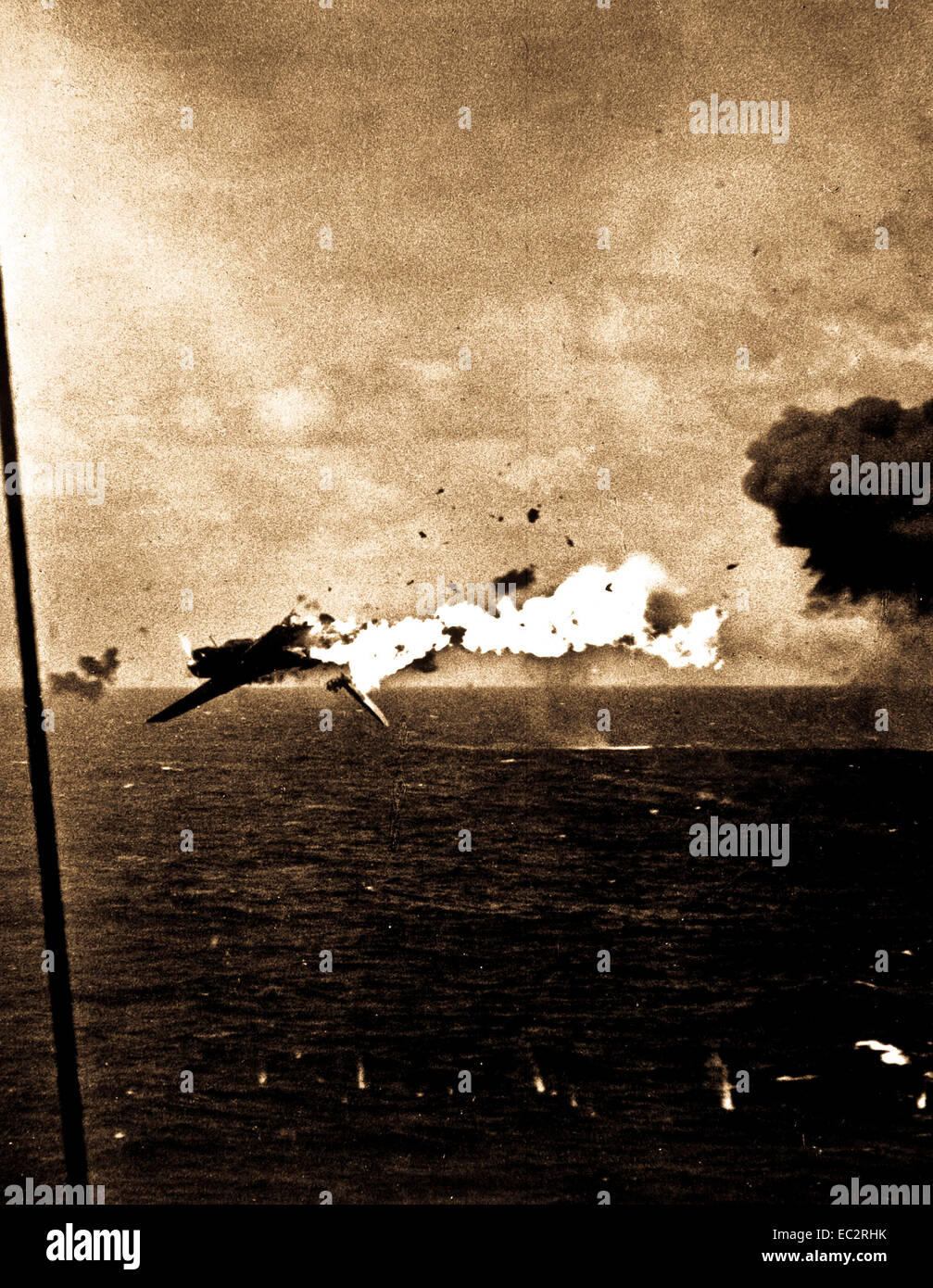 Jap Bombardier-torpilleur/explose dans l'air après coup direct par 5 pouces à partir de la coquille d'un porte-avions américain alors qu'il tentait une attaque infructueuse sur le transporteur, au large de Kwajalein. L'U.S.S. Yorktown, le 4 décembre 1943. CPhoM. Alfred N.. Détails (Marine) Banque D'Images