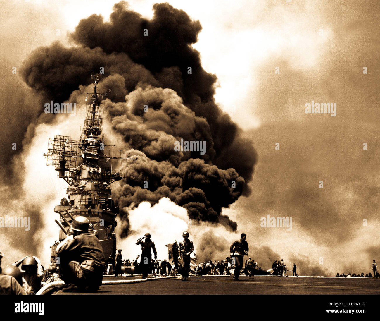 Uss bunker hill touché par deux kamikazes en 30 secondes le 11 mai 1945 au large de Kyushu. mort - 372 - 264 blessés.. (Marine) Banque D'Images