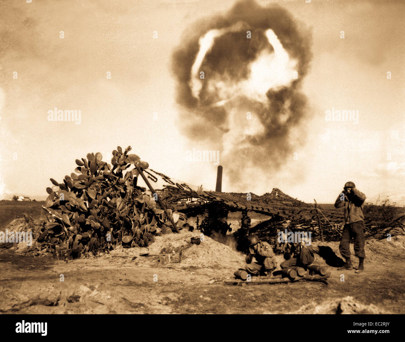 Long Tom parle. un canon de 155 mm ('long tom') est le feu par les troupes américaines. Nettuno, Italie. 13 février 1944. Bonnard. (Armée).nara Dossier #  : 111-sc-187704.war et conflit d'adresses #  : 1029 Banque D'Images