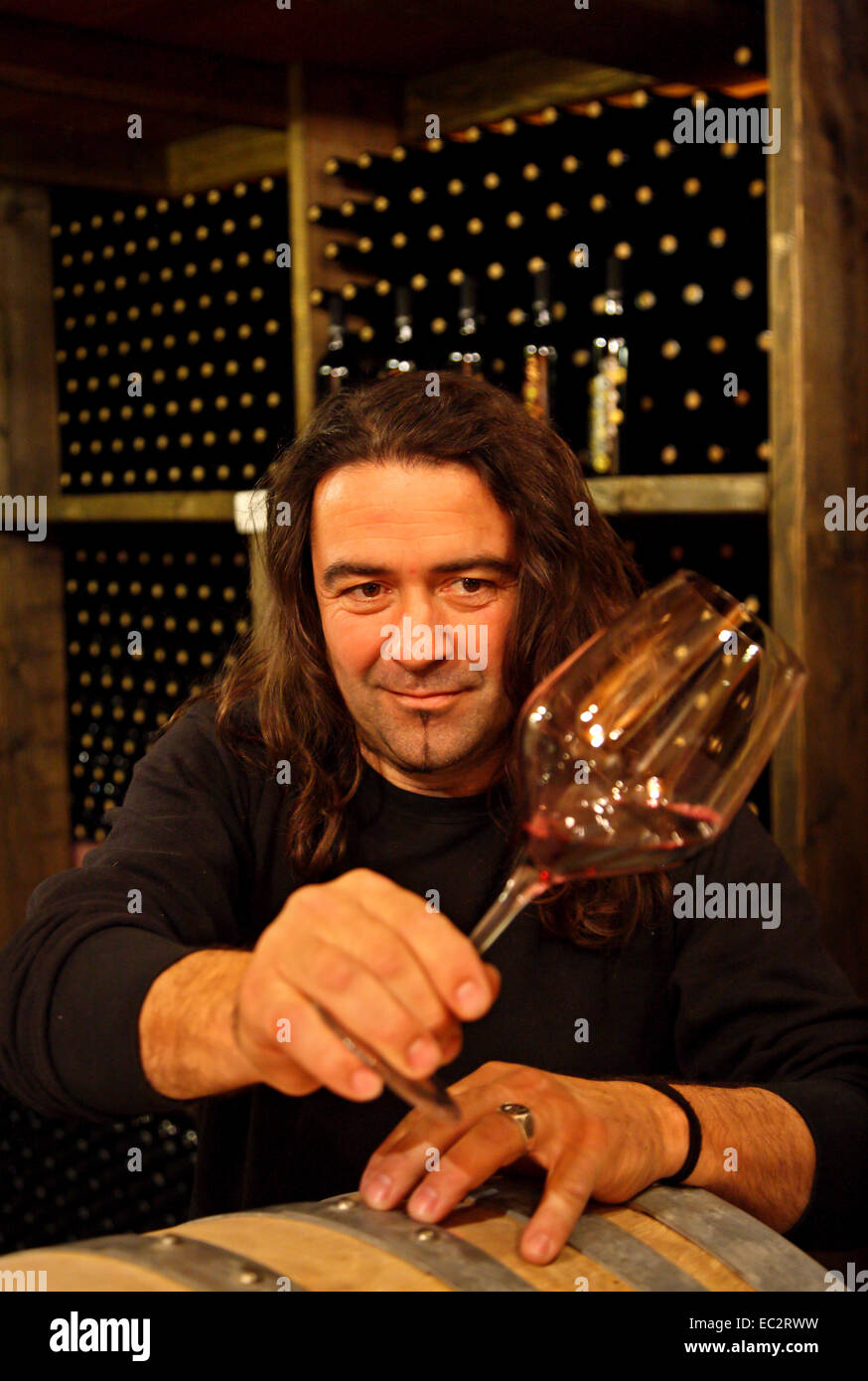 M. Apostolos Kourtis, vin de Rachi (village de Piérie, Macédoine, Grèce) dans sa cave. Banque D'Images