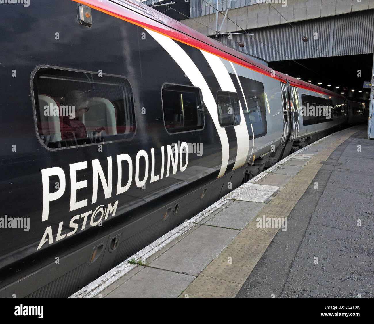 Pendolino Alstom express train de voyageurs à la gare de Euston Londres, Angleterre , Royaume-Uni Banque D'Images