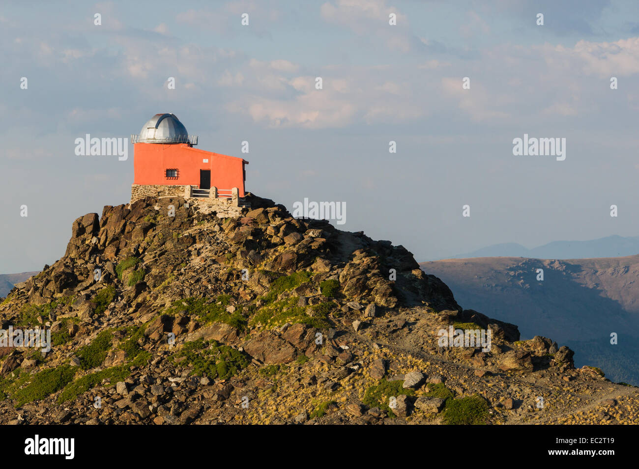 L'Observatorio Mohon del Trigo est un observatoire, qui a été construit en en 1902 et contenait un 32 cm type Cassegrain télescope réflecteur KYOTO offert par l'Université de Georgetown. Il est situé à proximité de del Pico Veleta Banque D'Images