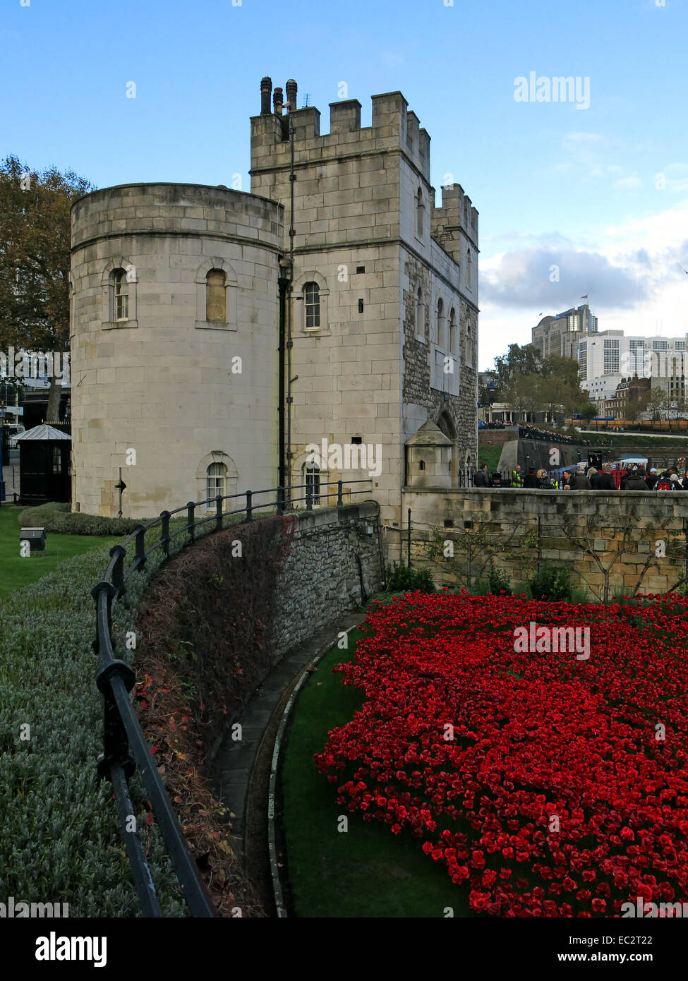 Les terres et les mers de sang ont balayé de coquelicots rouges, au côté ouest de la Tour de Londres, Angleterre Banque D'Images