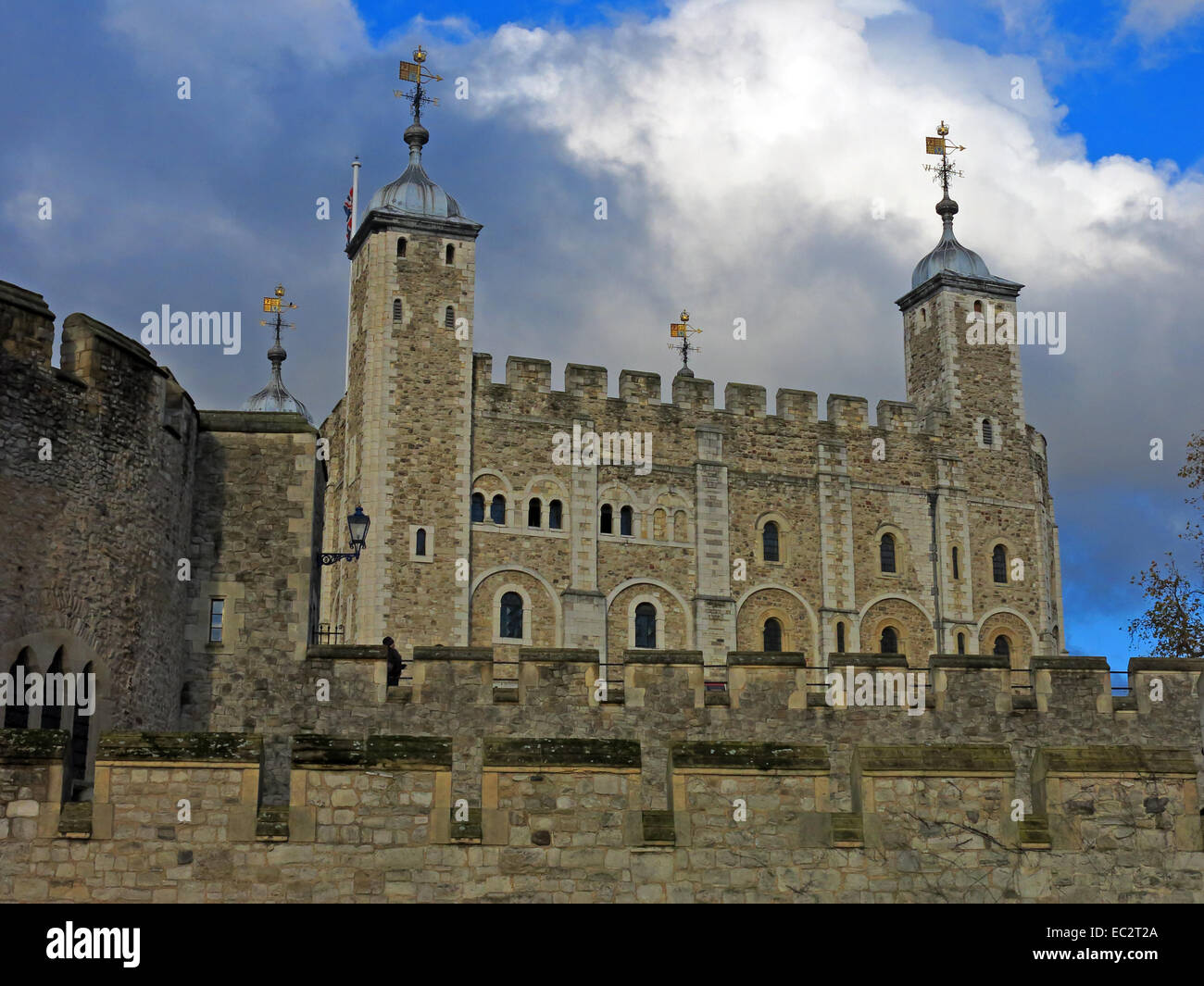 Tour de Londres avec ciel dramatique, City of London, England, UK Banque D'Images