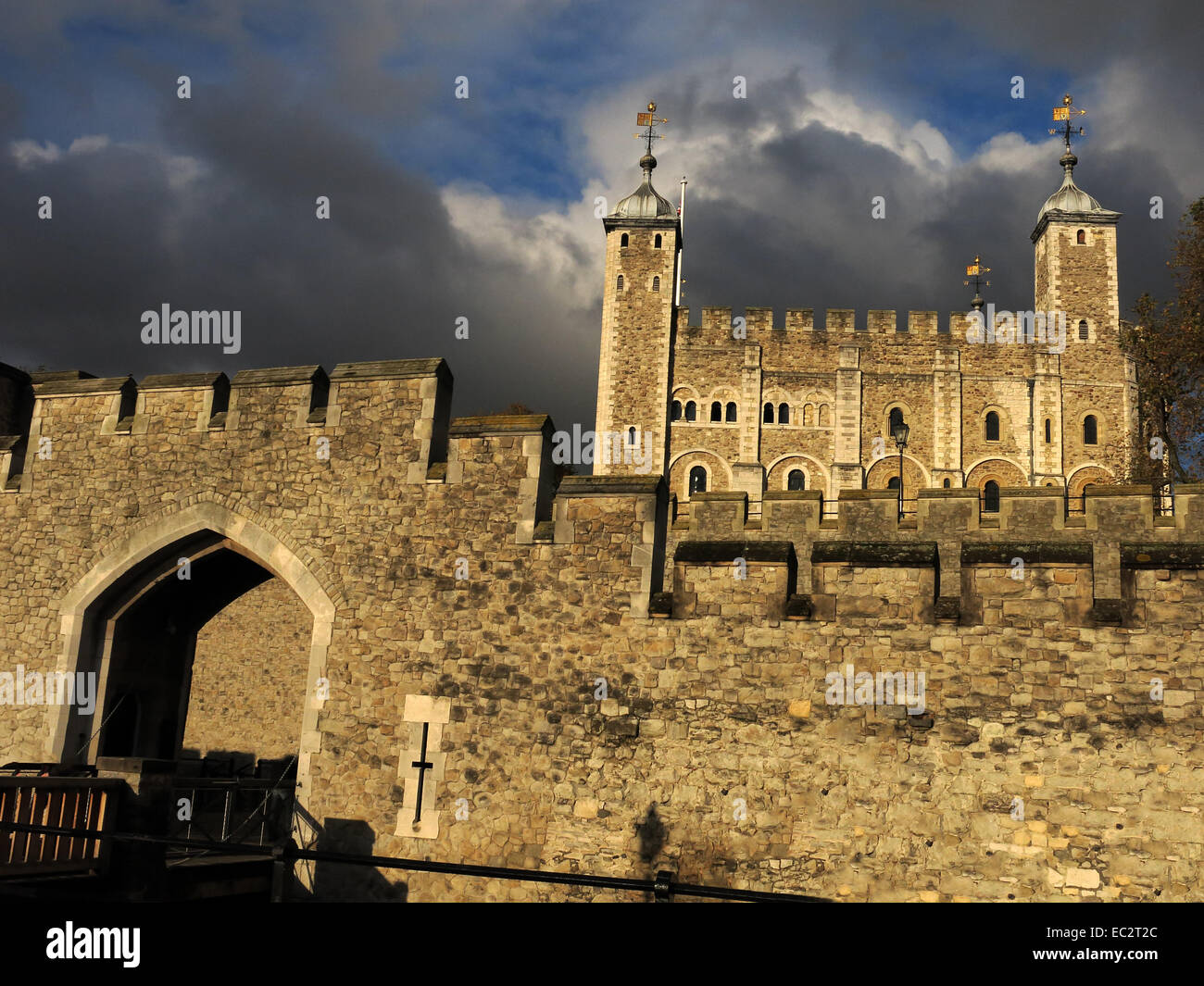 Tour de Londres avec ciel dramatique, City of London, England, UK Banque D'Images
