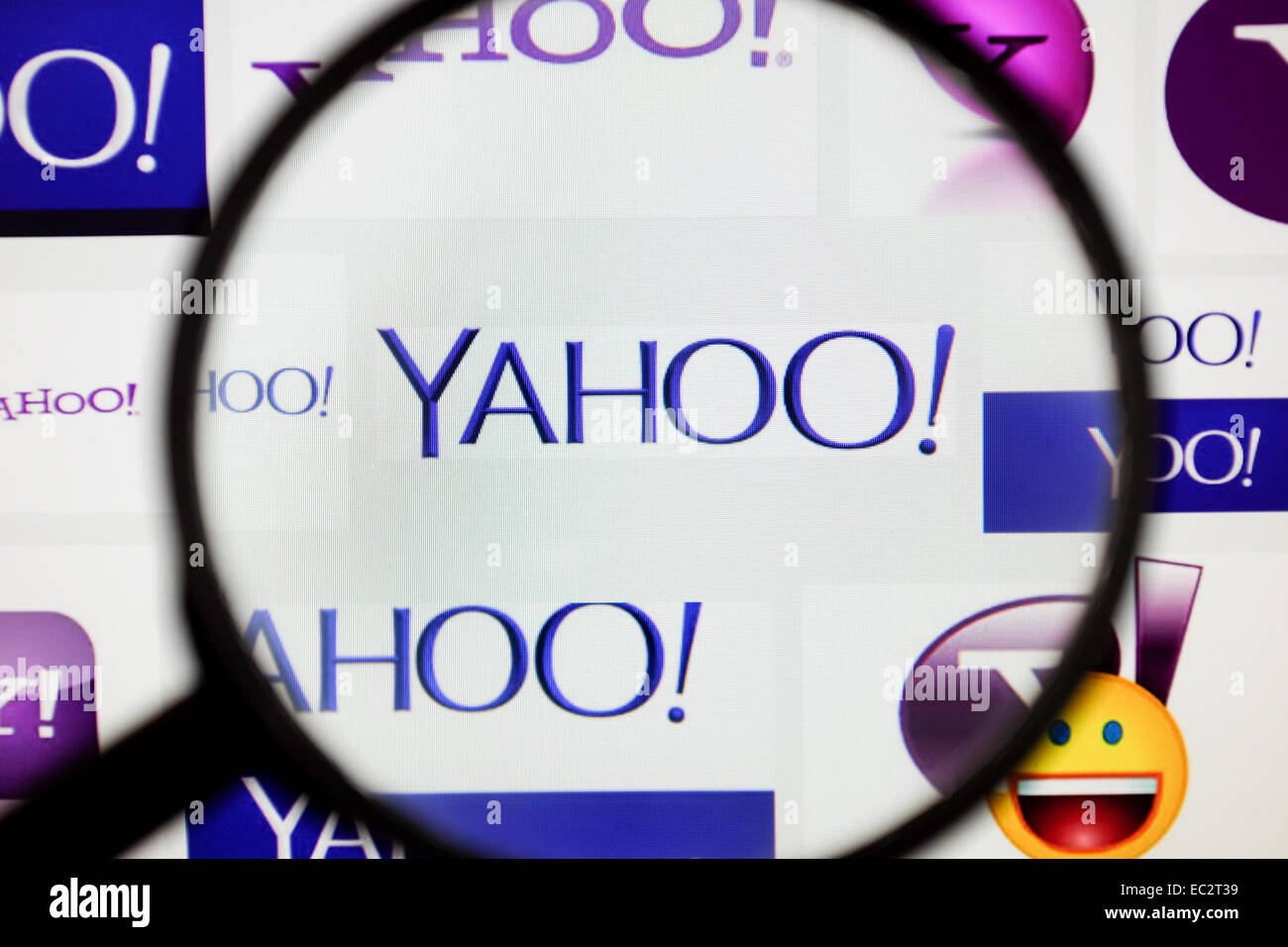 Yahoo logo indiqué à travers une loupe. Banque D'Images