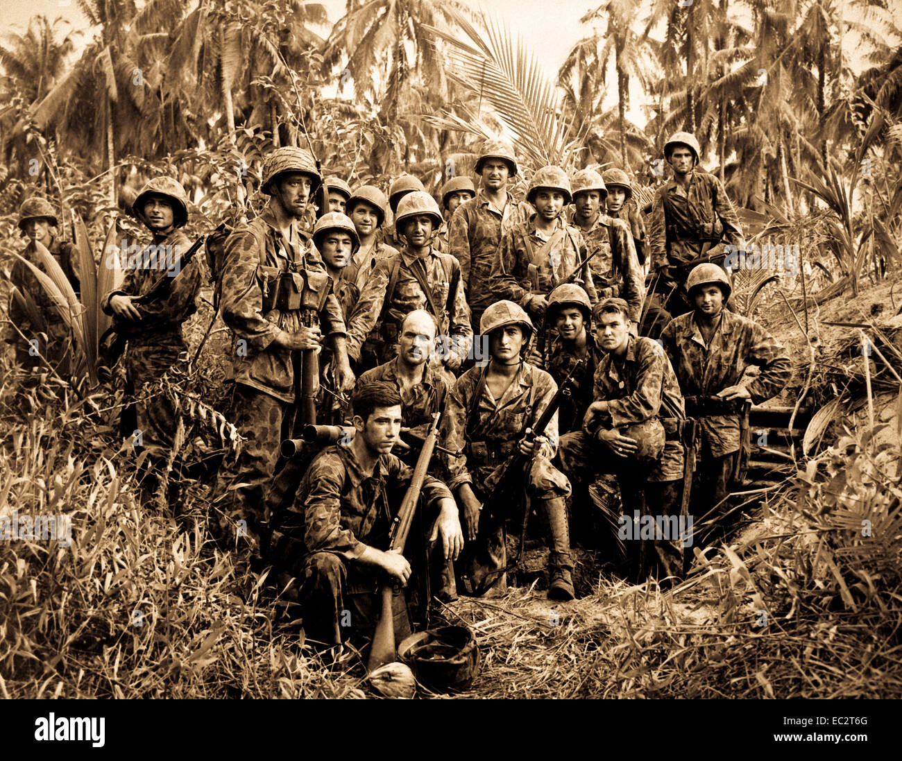Ces hommes ont gagné la réputation d'être sanglante des combattants de jungle habile. Ils sont réunis à raiders marines des États-Unis avant d'un jap pirogue sur cape totkina à Bougainville, Soloman, où ils ont aidé à prendre. janvier 1944. (Marine) Banque D'Images