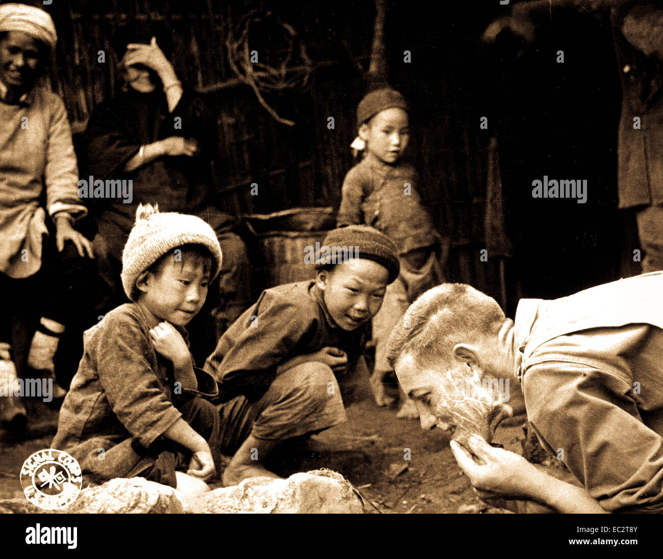 Ces deux jeunes Chinois sont fascinés par la vue d'un soldat américain dans le rasage. ouvert, Yunnan chine. juin 1944. ( Banque D'Images